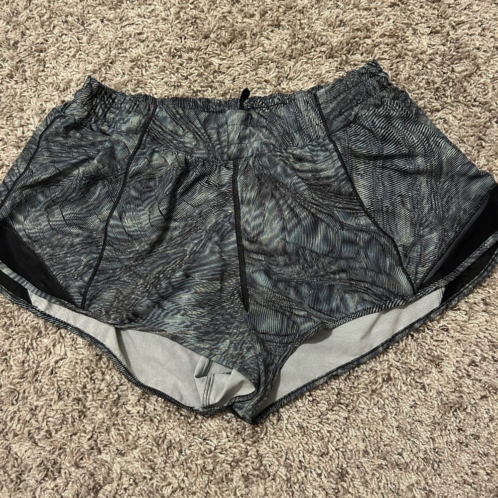Lululemon hotty hot icing blue multi/black shorts Size 12-2.5 in”